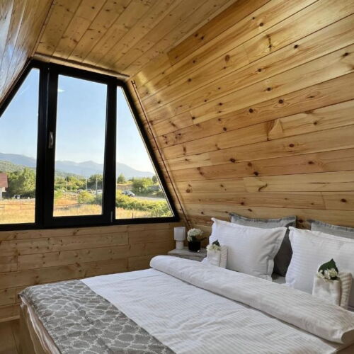 Cabană pentru 6 pers. (se inchirieaza doar integral)