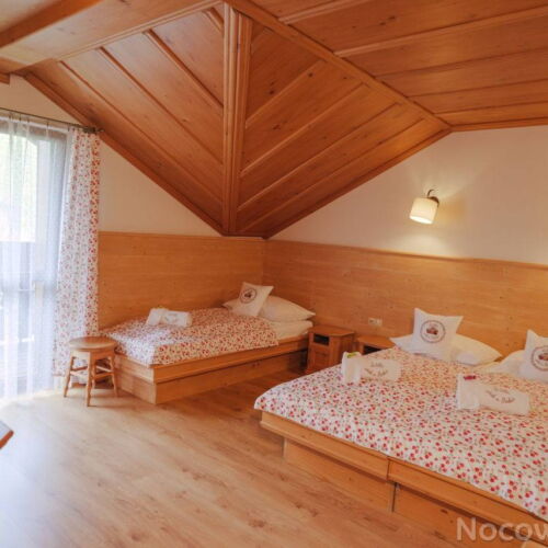 Pokoj s balkónem se společnou kuchyňkou pro 3 os.