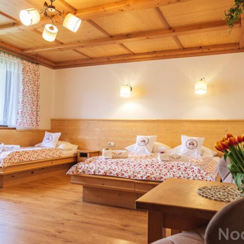 Pokoj se společnou kuchyňkou pro 3 os. na poschodí