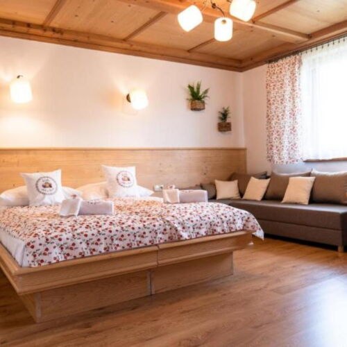 Pokoj se společnou kuchyňkou pro 2 os. na poschodí (s možností přistýlky)