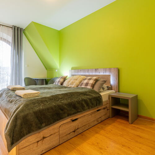 Pokoj s balkónem s manželskou postelí s výhledem na hory