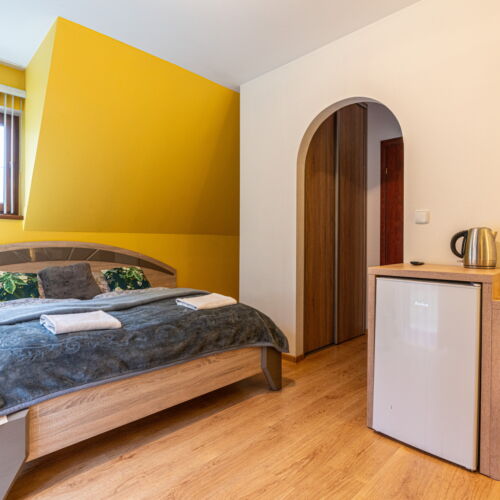 Pokoj s balkónem  s manželskou postelí