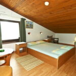Zweibettzimmer im Dachgeschoss mit Klimaanlage