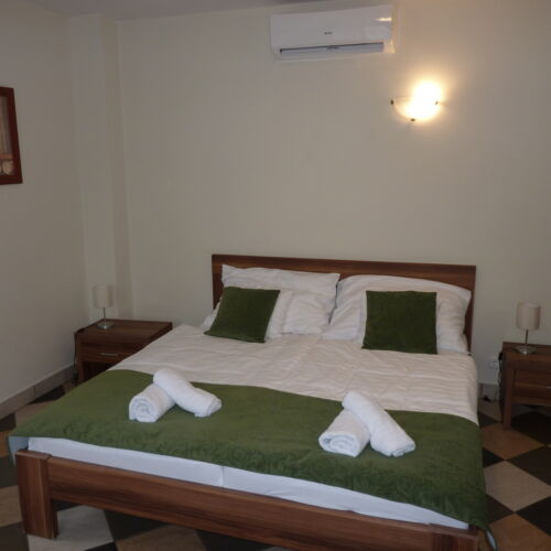 Camera tripla la parter cu terasă (se poate solicita pat suplimentar)