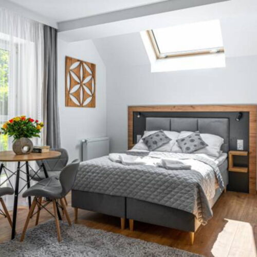 Apartament 3-osobowy z balkonem z aneksem kuchennym z 1 pomieszczeniem sypialnianym