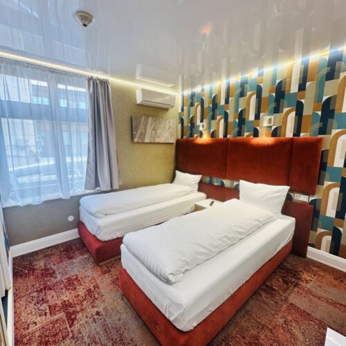 Camera twin la etaj cu vedere spre curte