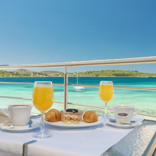 Camera tripla cu balcon cu vedere spre mare