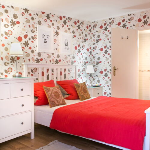 Bungalow la parter cu vedere spre curte pentru 2 pers. (se inchirieaza doar integral)