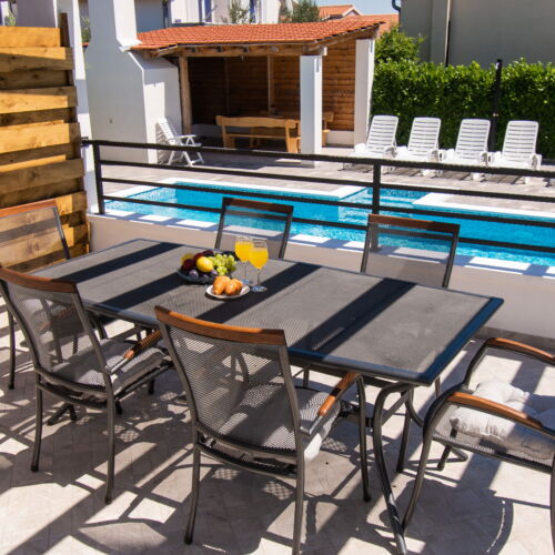 Casă de vacanță cu aer condiționat cu vedere spre grădină pentru 12 pers. (se inchirieaza doar integral)