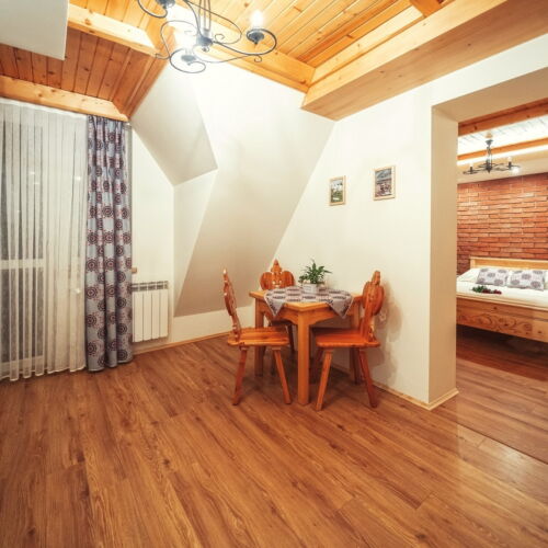 Apartament 3-osobowy z balkonem z własną kuchnią z 1 pomieszczeniem sypialnianym