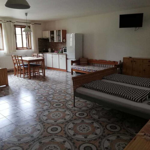 Pokoj se sprchou s vlastní kuchyňkou pro 6 os.