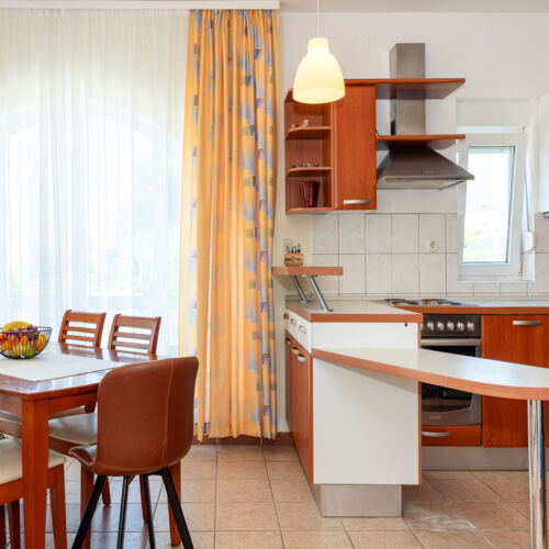 Casă de vacanță cu aer condiționat cu vedere spre grădină pentru 14 pers. (se inchirieaza doar integral)