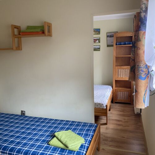 Camera tripla cu baie cu chicinetă comună