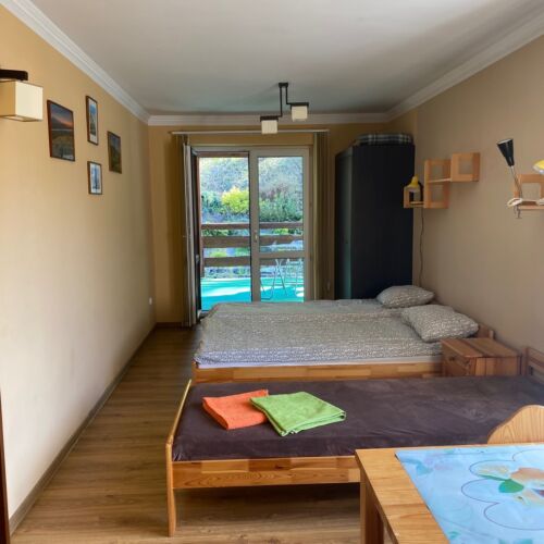 Camera tripla cu baie cu terasă