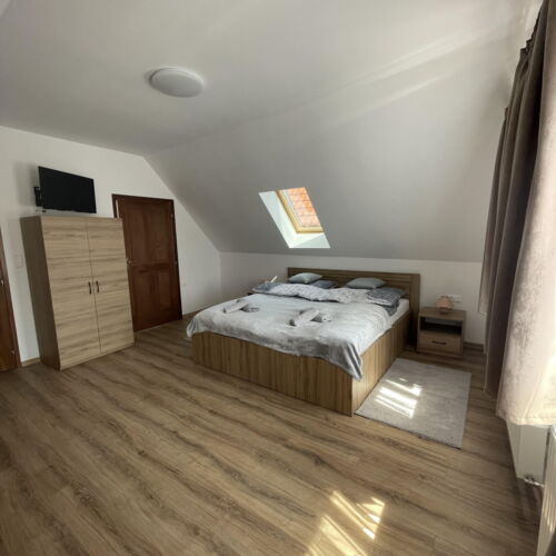 Camera dubla la etaj cu vedere spre curte