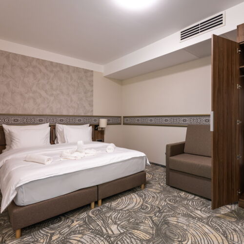 Camera tripla cu balcon