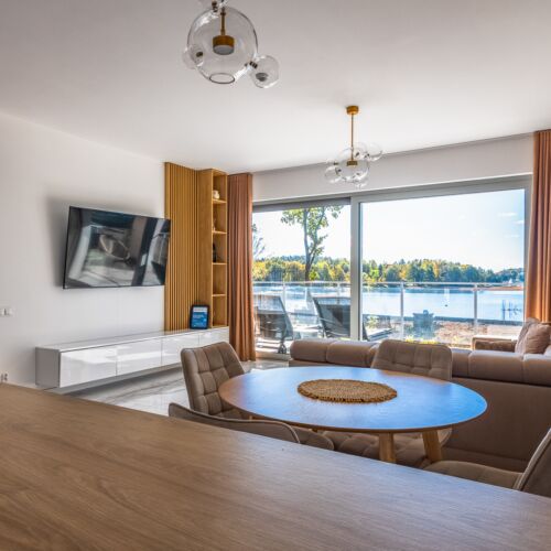 Apartament deluxe cu vedere spre lac cu 2 camere pentru 4 pers.