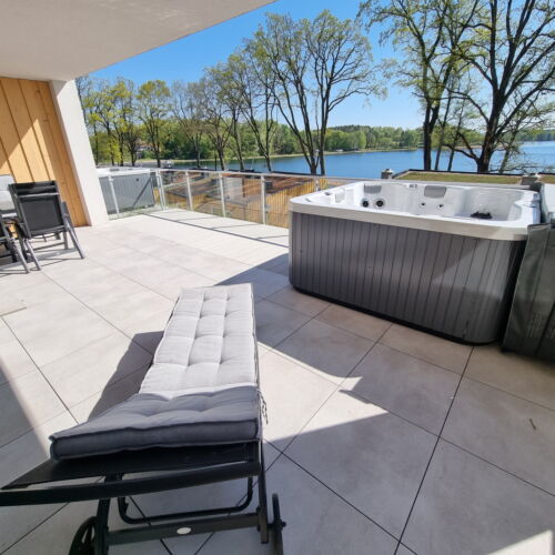 Apartament deluxe cu vedere spre lac cu 2 camere pentru 4 pers.