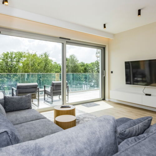 Apartament deluxe cu vedere spre lac cu 2 camere pentru 4 pers.