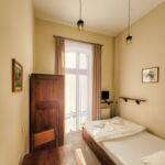 Balkonos fürdőszobás franciaágyas szoba