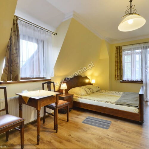 Pokoj s balkónem se sprchou s manželskou postelí