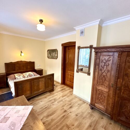 Pokoj s manželskou postelí na poschodí 