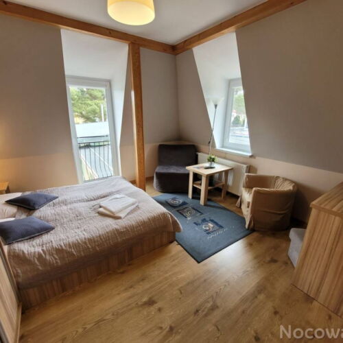 Pokoj s koupelnou s manželskou postelí na poschodí