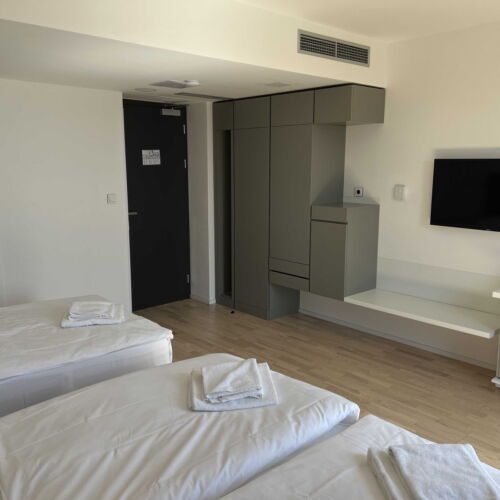 Zuhanyzós Deluxe háromágyas szoba