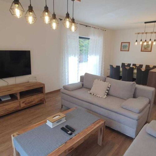 Apartman se sprchou s privátní koupelnou mimo apartmán s manželskou postelí s 1 ložnicí (s možností přistýlky)