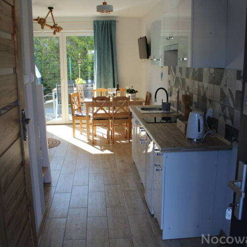 Domek drewniany 4-osobowy z tarasem z aneksem kuchennym