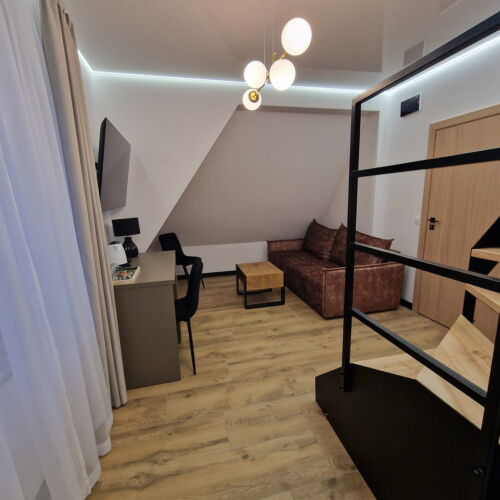 Camera cvadrupla cu duș cu grădină