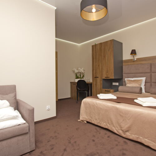 Camera tripla cu balcon