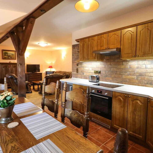 Apartament cu duș cu bucătărie proprie cu 2 camere pentru 4 pers. (se poate solicita pat suplimentar)