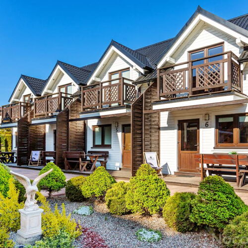 Domek drewniany 4-osobowy z prysznicem z dostępem do ogrodu