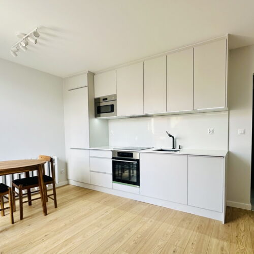 Apartament 4-osobowy z balkonem z widokiem na morze z 2 pomieszczeniami sypialnianymi