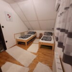Apartament 6-osobowy na poddaszu z widokiem na las z 3 pomieszczeniami sypialnianymi