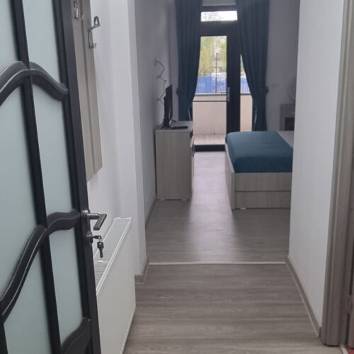 Camera tripla cu vedere spre pădure cu vedere spre grădină