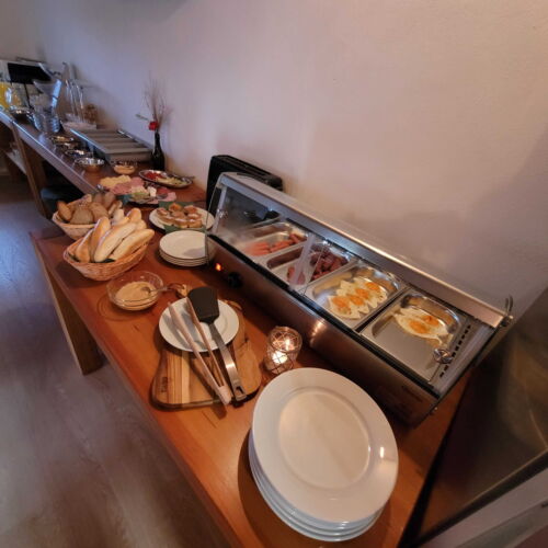 Pokoj se sprchou tV s plochou obrazovkou s manželskou postelí