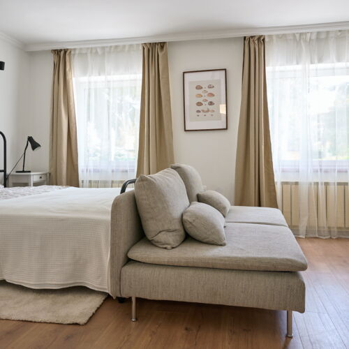 Apartament la parter cu bucătărie proprie cu 1 camera pentru 3 pers.