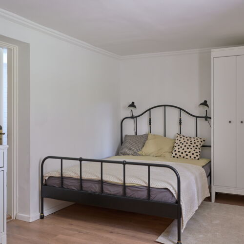 Apartament la parter cu chicinetă proprie cu 1 camera pentru 2 pers.