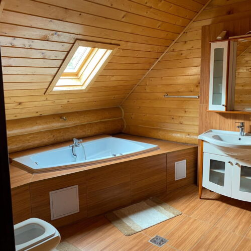 Cabană întreaga unitate cu vedere spre munte pentru 6 pers. (se inchirieaza doar integral)