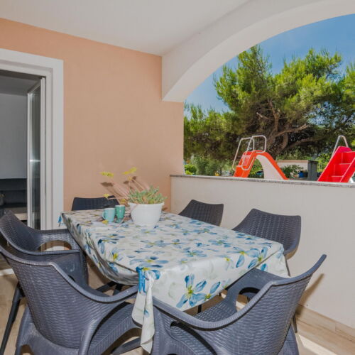 Apartman s klimatizací pro 4 os. se 2 ložnicemi na přízemí