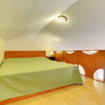 Apartament 6-osobowy z klimatyzacją na piętrze z 2 pomieszczeniami sypialnianymi
