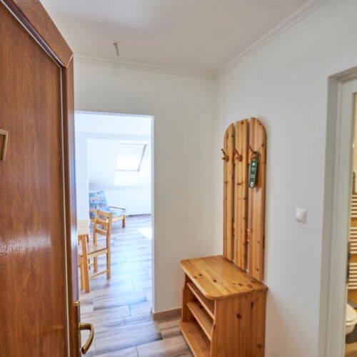 Dreibettzimmer mit Badezimmer und Dusche