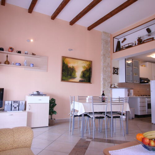 Apartament la etaj cu aer condiționat cu 3 camere pentru 6 pers.