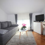 Apartament 3-osobowy z klimatyzacją na poddaszu z 2 pomieszczeniami sypialnianymi (możliwa dostawka)