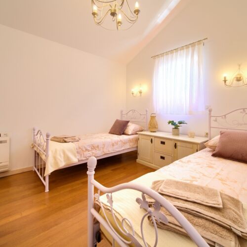 Domek całoroczny 8-osobowy z klimatyzacją z widokiem na ogród