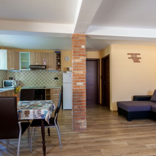 Apartman s klimatizací s manželskou postelí s 1 ložnicí na přízemí