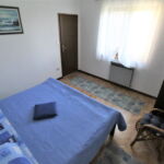 Apartament 3-osobowy z klimatyzacją na parterze z 2 pomieszczeniami sypialnianymi (możliwa dostawka)