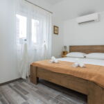 Apartman s klimatizací s terasou pro 3 os. se 2 ložnicemi